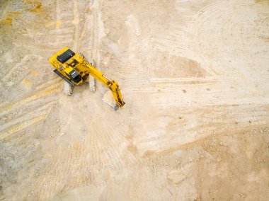 Buldozer hava görünümünü çamurlu şantiye veya açık döküm benim. Ağır sanayi yukarıdan. Harap peyzaj sanayi kökenli.
