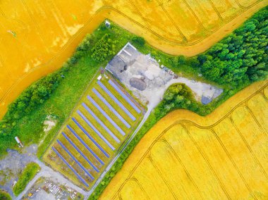 Güneş enerjisi Santrali tarım peyzaj için havadan görünümü