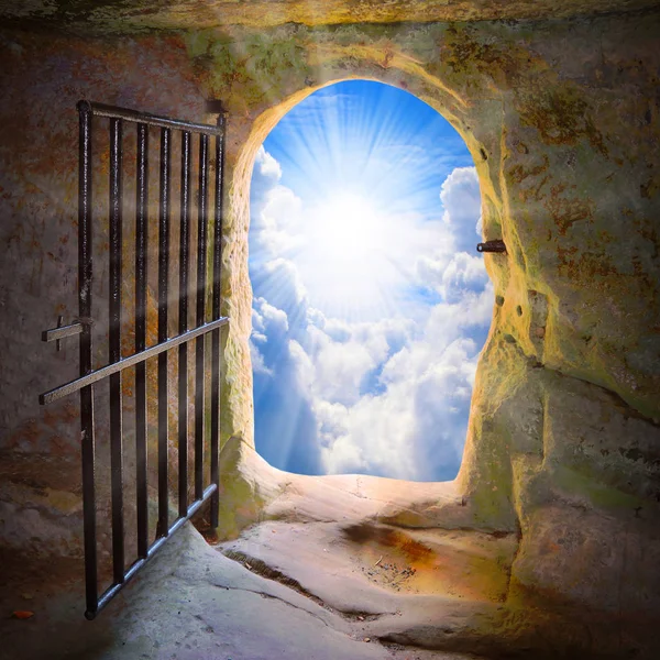 Way to freedom or to heaven — Stock Photo, Image