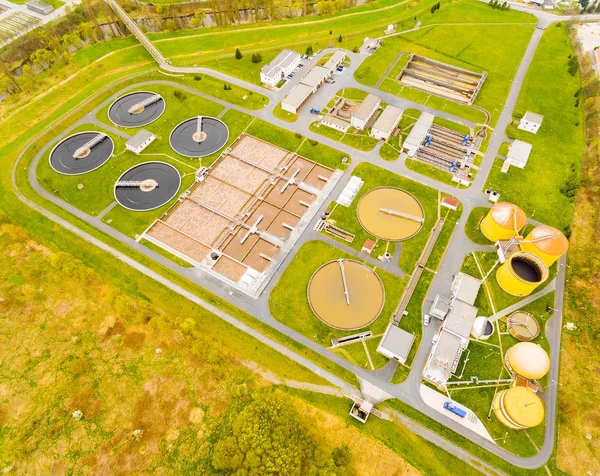 Luchtfoto te biogasinstallatie van afvalwater in de groene velden — Stockfoto