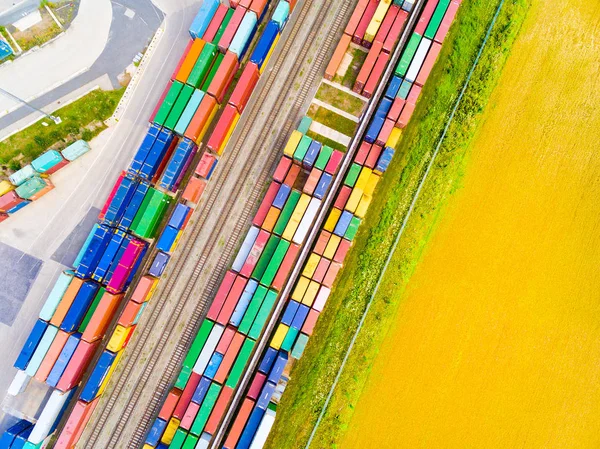 Vista aérea de contenedores en el ferrocarril — Foto de Stock