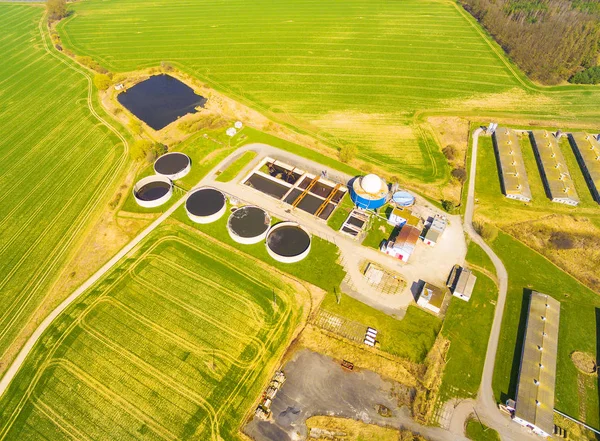 Vista aérea a planta de biogás desde granja porcina en campos verdes —  Fotos de Stock