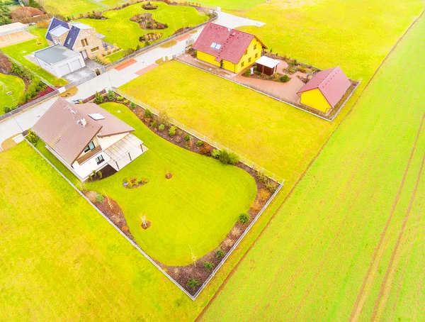 Vista aérea de casas com belos jardins — Fotografia de Stock