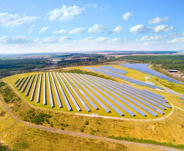 Εναέρια άποψη για την ηλιακή μονάδα παραγωγής ενέργειας στο αγροτικό τοπίο — Φωτογραφία Αρχείου