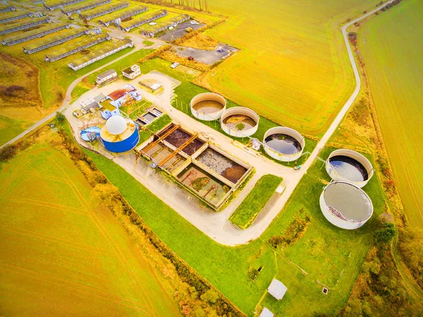 Vista aérea a planta de biogás desde granja porcina en campos verdes — Foto de Stock