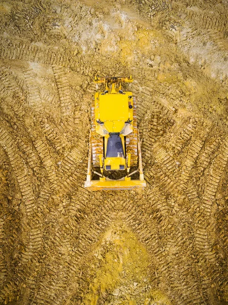 Buldozer hava görünümünü çamurlu şantiye veya açık döküm benim. Ağır sanayi yukarıdan. Harap peyzaj sanayi kökenli.