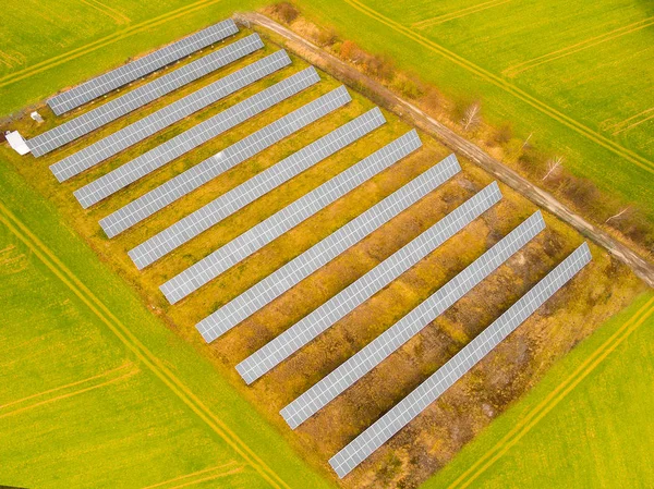 Vista aérea a planta de energía solar en paisaje agrícola — Foto de Stock