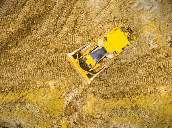 泥だらけの工事現場 開いた鋳造物鉱山のブルドーザーの空中写真 上から重工業 荒廃した風景から産業の背景 — ストック写真