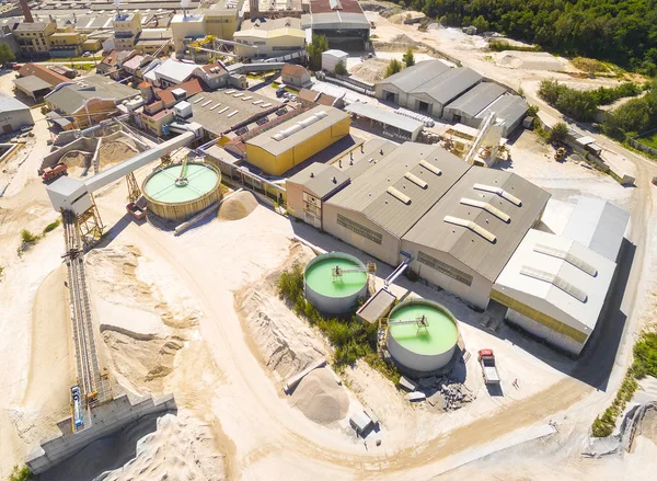 Vista aérea de zona industrial con tratamiento de aguas residuales — Foto de Stock