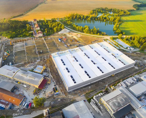 Vista aérea da zona industrial com novo canteiro de obras — Fotografia de Stock