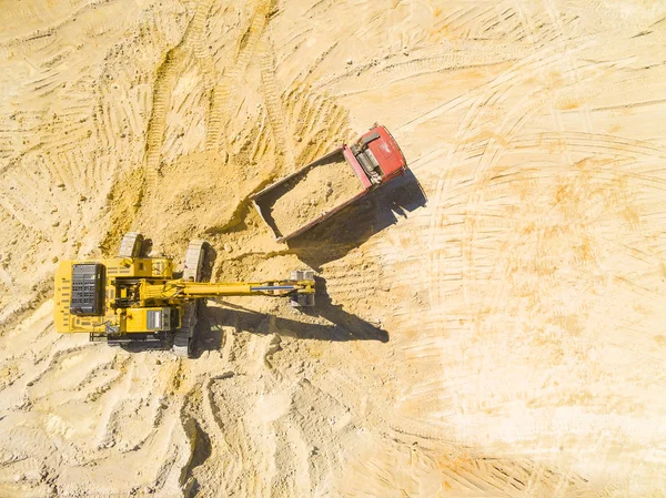 Luftaufnahme Eines Baggers Und Lkw Der Mine Industrieller Hintergrund Zum Stockfoto
