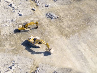 Şantiye ormansızlaşma. Ormanda çalışan buldozer hava görünümüne. Ağır sanayi yukarıdan.