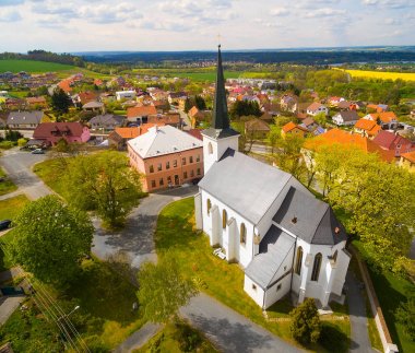 Güzel gün batımı üzerinde Gotik kilise St. Peter ve Paul Pilsen, Litice banliyösünde. Uçağı hava manzara romantik citiscape Çek Cumhuriyeti, Orta Avrupa için. HDR (filtre sıcak) fotoğraf. 
