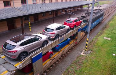 Kargo tren ile yeni arabalar