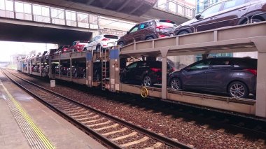 Kargo tren ile yeni arabalar