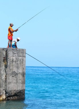 Saint-Paul, Reunion Adası, Fransa - 11 Kasım 2015: Harbor balık yakalamak tanımlanamayan Afrika balıkçılar
