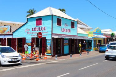 Saint Gilles Les Bains, Reunion Adası, Fransa - 9 Kasım 2015: Chez Lou Lou boulangerie creole mimarisinin örneğidir. Retro restoranda tipik sahil turistik tatil.