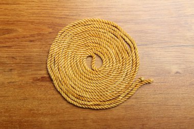 Kenevir ip ahşap plaka üzerinde topu