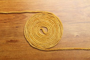 Kenevir ip ahşap plaka üzerinde topu