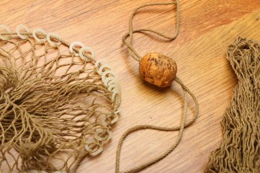 Balık ağı mantarı şamandıra ahşap plaka ile