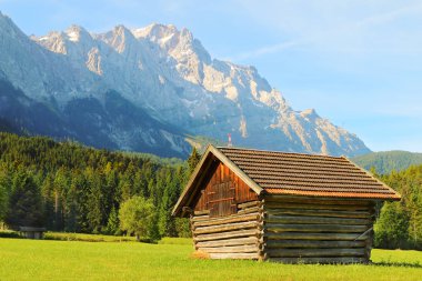 Samanlık Zugspitze altında Alp manzara içinde. Almanya'nın en yüksek zirvesi (2962 m) olduğunu. Garmisch Partenkirchen vadi görüntüleyin. Yürüyüş, Kayak ve dağcılık için Avrupa ülkesinden.