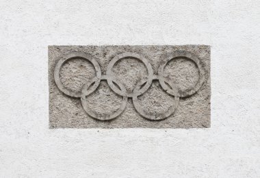 Garmisch Partenkirchen Almanya - 26 Temmuz 2017: Bir duvar Olympic Ski Stadyumu olimpik halka. 1936 Olimpiyat oyunları burada düzenlendi arena o ilk uluslararası şöhret elde.