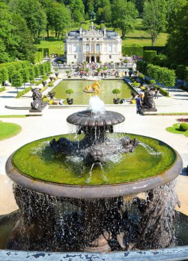 Ettal, Almanya - 8 Temmuz 2016: Güzel Linderhof sarayda güneybatı Bavyera