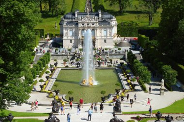 Ettal, Almanya - 8 Temmuz 2016: Güzel Linderhof sarayda güneybatı Bavyera
