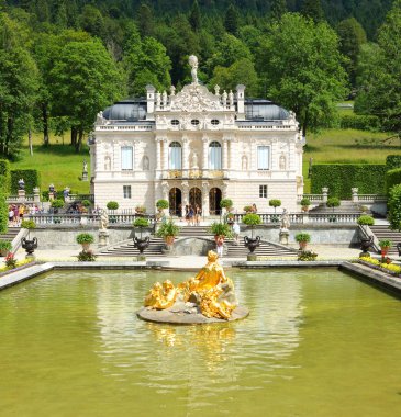 Ettal, Almanya - 8 Temmuz 2016: Güzel Linderhof sarayda güneybatı Bavyera