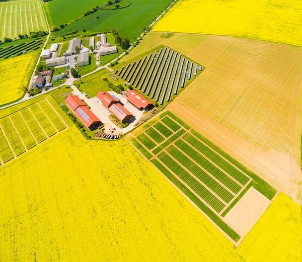 Vista aérea al paisaje urbano en el campo checo . — Foto de Stock