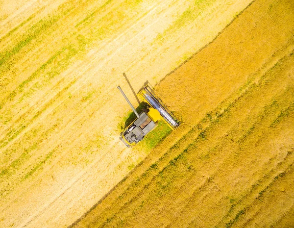 Vista aerea della mietitrebbia — Foto Stock