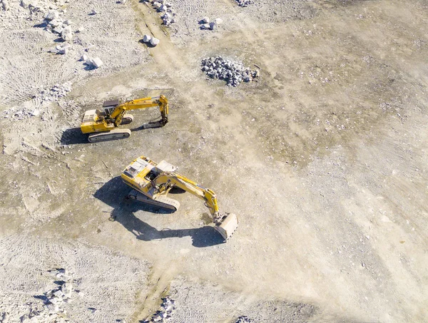 Şantiye ormansızlaşma. Ormanda çalışan buldozer hava görünümüne. Ağır sanayi yukarıdan.