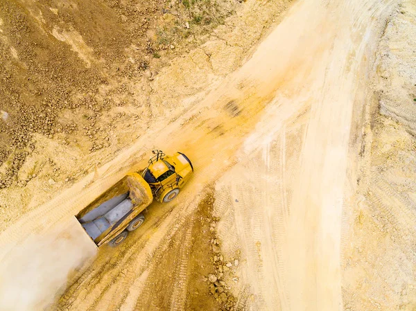 Vista Aérea Caminhão Estrada Lamacenta Canteiro Obras Indústria Pesada Cima — Fotografia de Stock