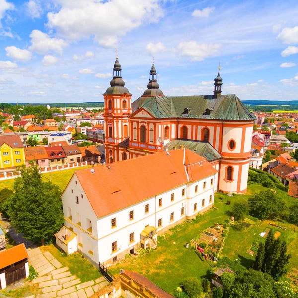 教会の仮定 1775 の小さな町 Prestice 上からアーキテクチャです チェコ共和国 中央ヨーロッパで珍しいバロック式記念碑 — ストック写真