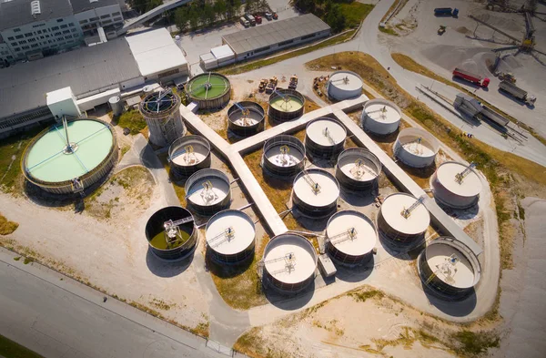 Vista aérea de uma estação de tratamento de águas residuais . — Fotografia de Stock