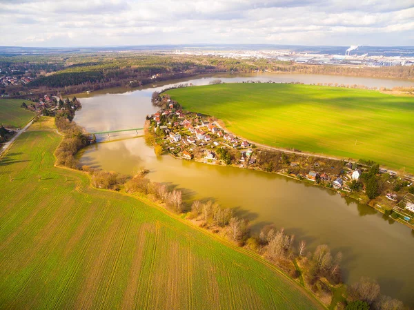 Městská Krajina Řekou Civilizace Přírody Ekologicky Šetrné Bydlení Letecký Pohled — Stock fotografie