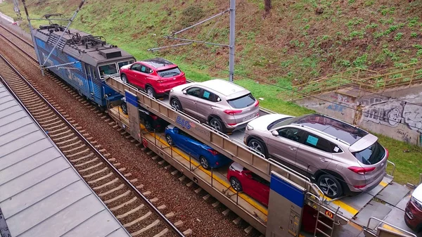Comboio de carga com carros novos — Fotografia de Stock