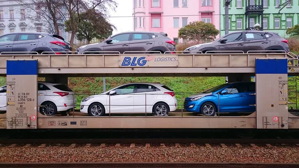 Train de marchandises avec voitures neuves — Photo