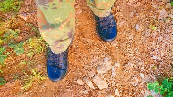 Toeristische of jager benen in wandelschoenen — Stockfoto