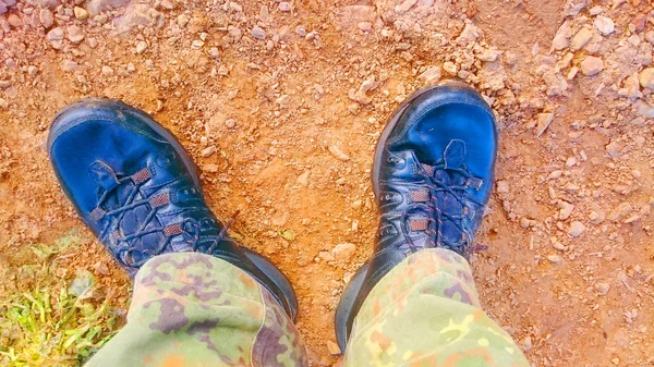 Gambe di turista o cacciatore in scarponi da trekking — Foto Stock