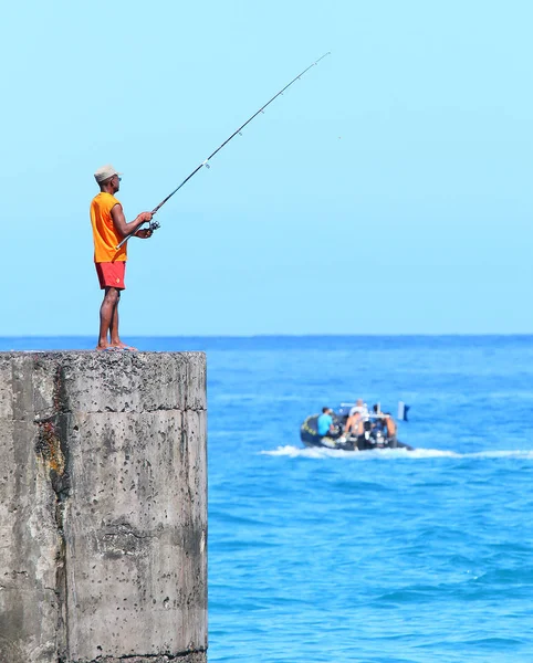 Saint-Paul, Reunion Adası, Fransa - 11 Kasım 2015: Tanımlanamayan Afrika fishermn Harbor. Yerliler üzerinde Reunion için geleneksel eğlence etkinliği. 