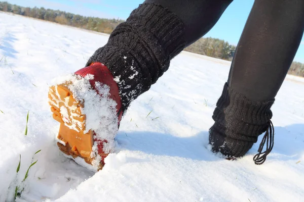 Chodzić Zaśnieżonej Drodze Zbliżenie Nogi Buty Zimowe — Zdjęcie stockowe