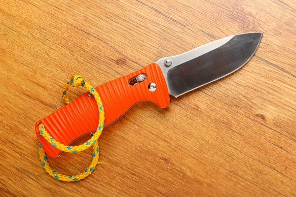 Σύγχρονη αναδιπλούμενο μαχαίρι από ανοξείδωτο ατσάλι — Φωτογραφία Αρχείου