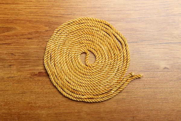 Ball of hemp rope on wooden plate — Stock Photo, Image
