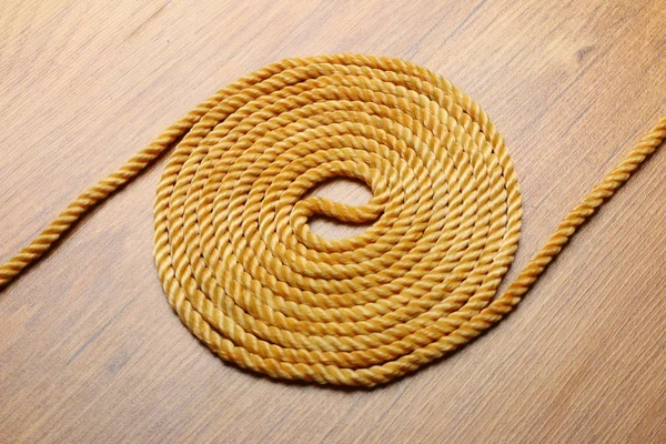 Ball of hemp rope on wooden plate — Stock Photo, Image