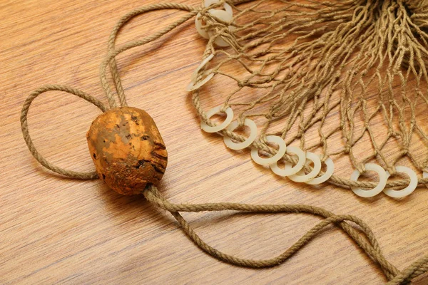 Balık ağı mantarı şamandıra ahşap plaka ile