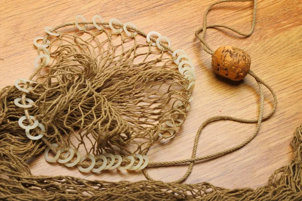 Balık ağı mantarı şamandıra ahşap plaka ile