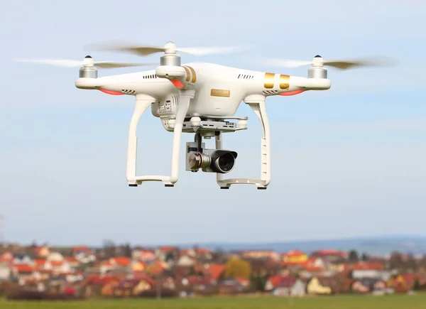 Neue Drohne Quadrocopter dji phantom 4 — Stockfoto