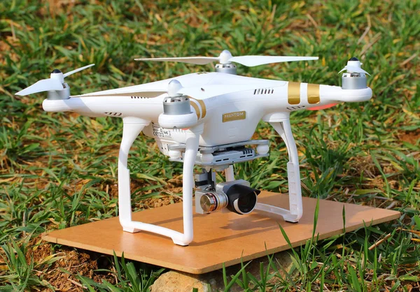 Drone quadrocopter con cámara . —  Fotos de Stock