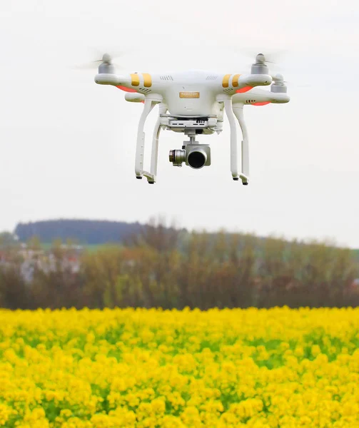 Drone dron Dji Phantom 3 — Zdjęcie stockowe